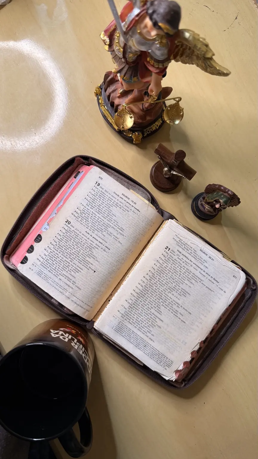 Bíblia aberta em momento de leitura e oração