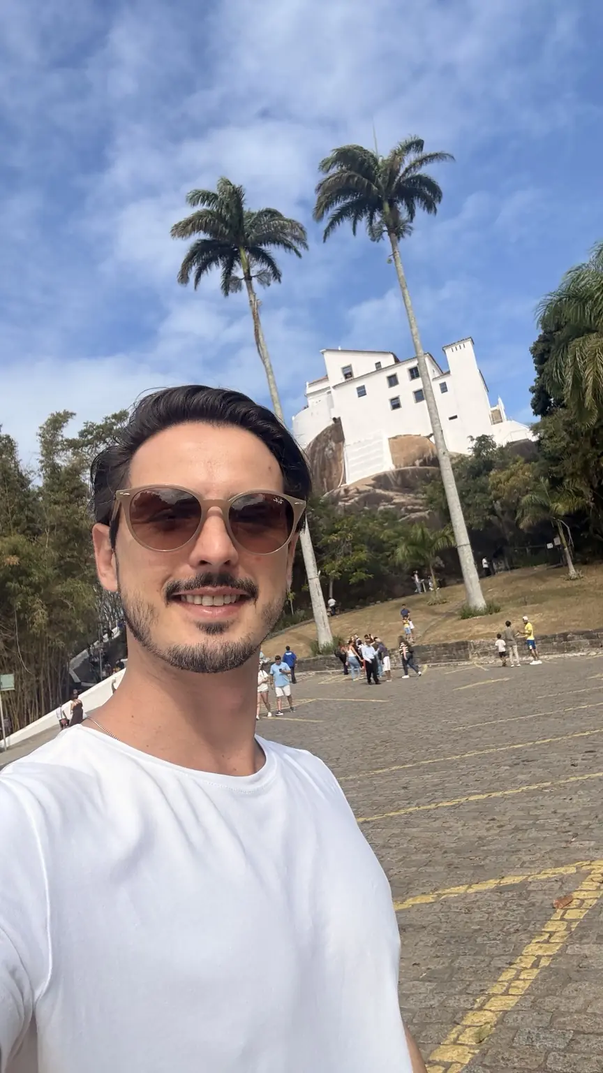 Gustavo Farias em peregrinação diante de um convento