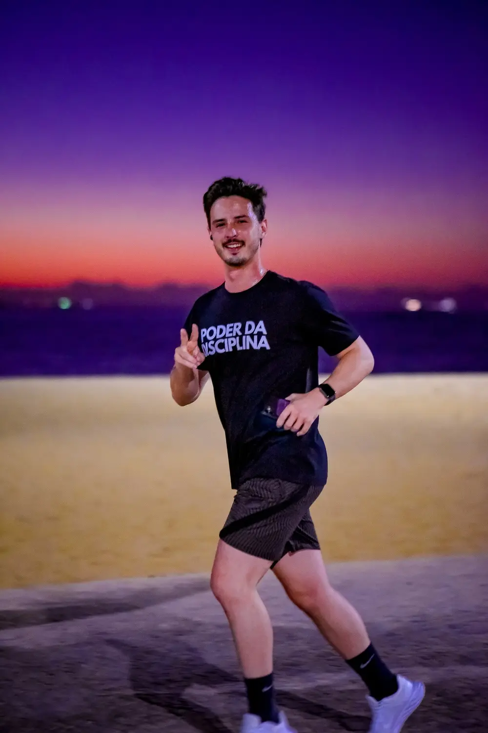 Gustavo Farias correndo com a camisa Poder da Disciplina