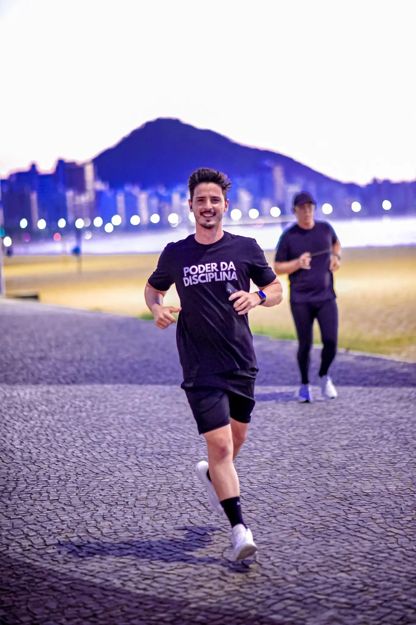 Gustavo Farias correndo com a camisa Poder da Disciplina