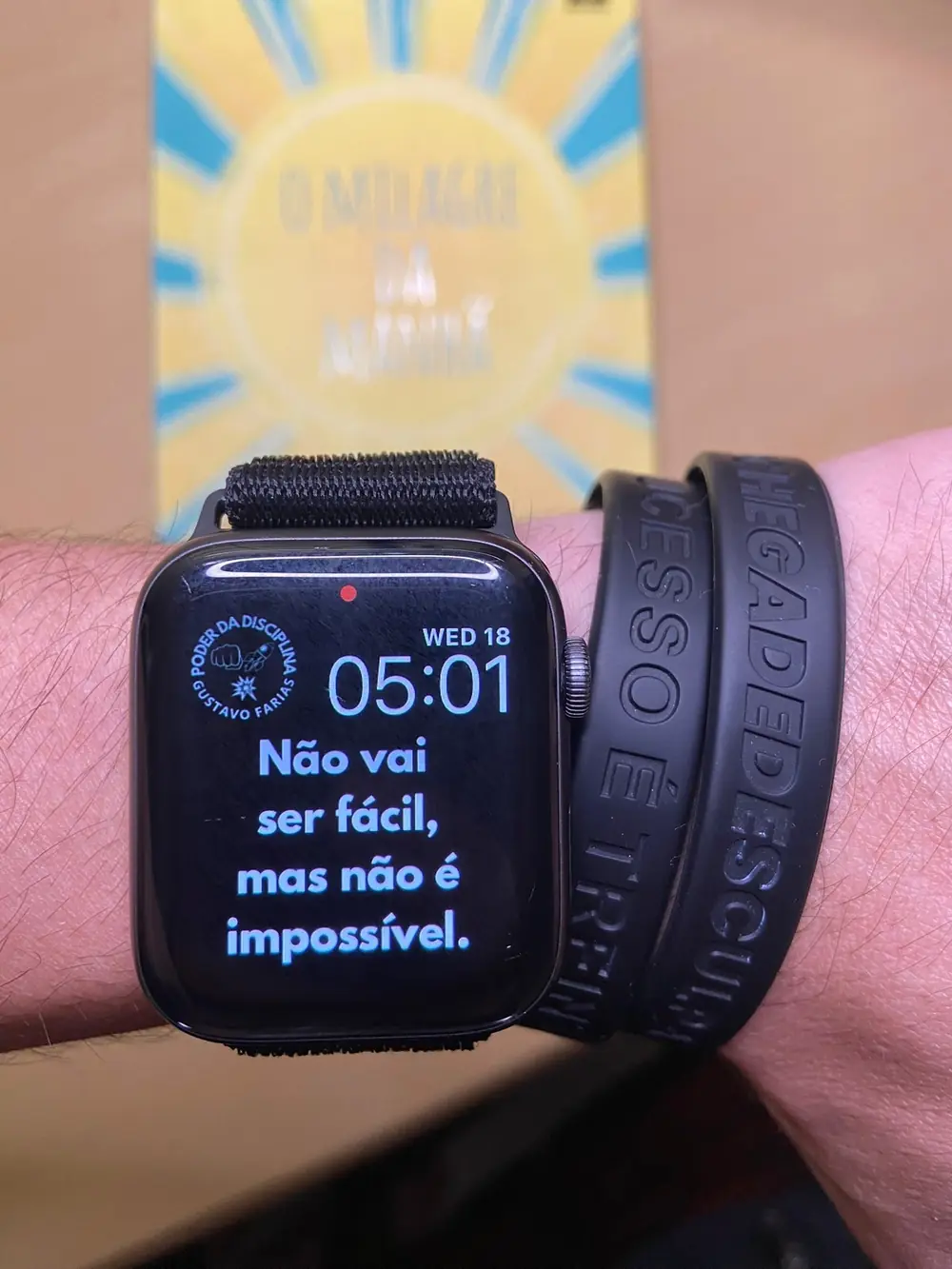 Relógio marcando 5h01 e pulseiras do Poder da Disciplina