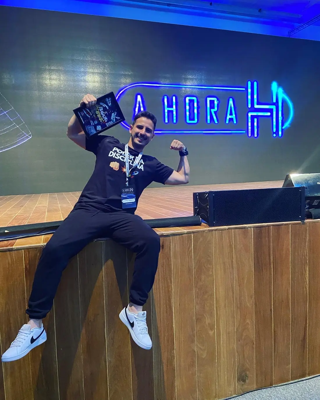 Gustavo Farias no evento Hora H usando a camisa Poder da Disciplina