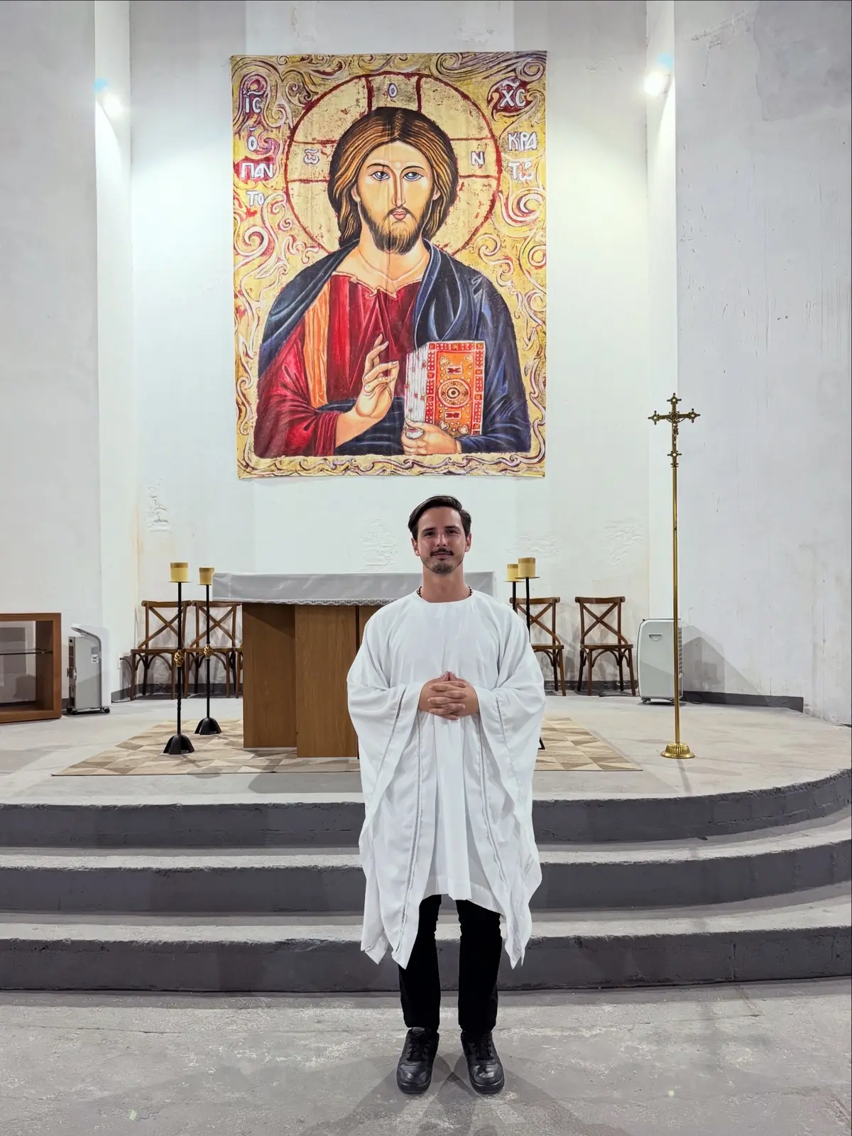 Gustavo Farias servindo na igreja diante do altar