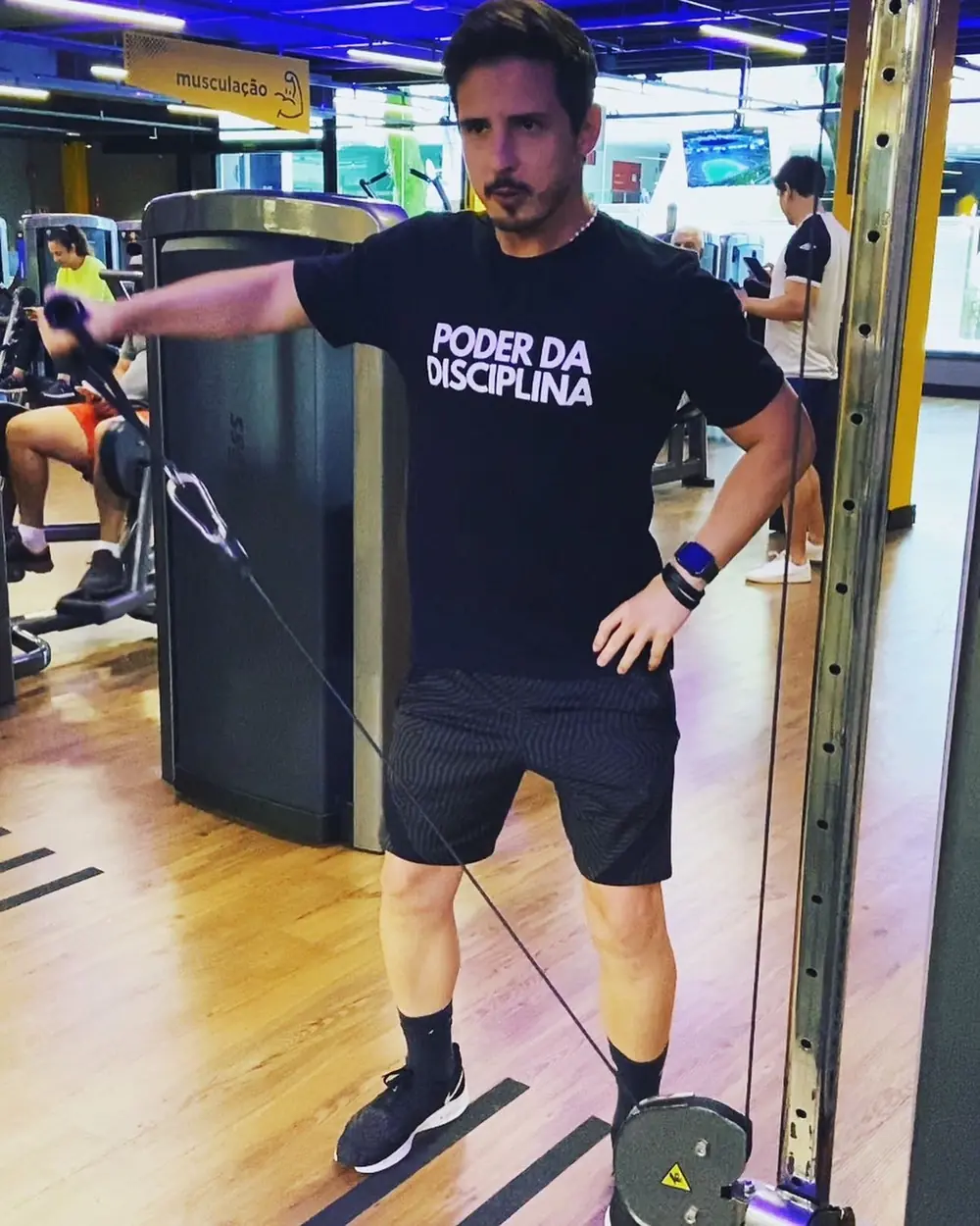 Gustavo Farias treinando com a camisa Poder da Disciplina