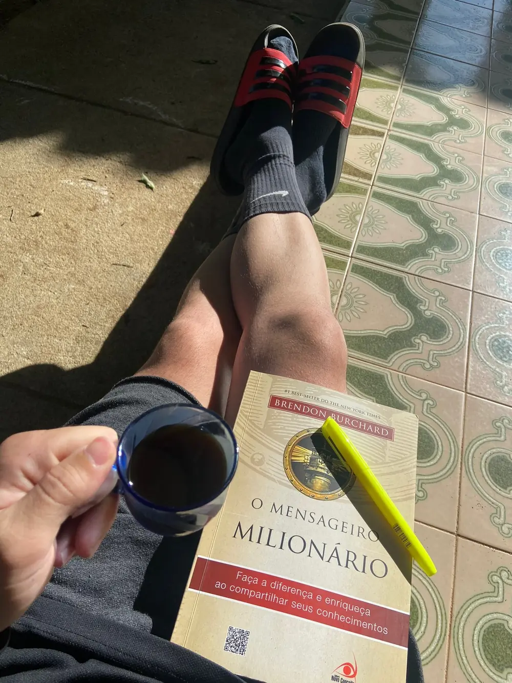 Momento de leitura com café