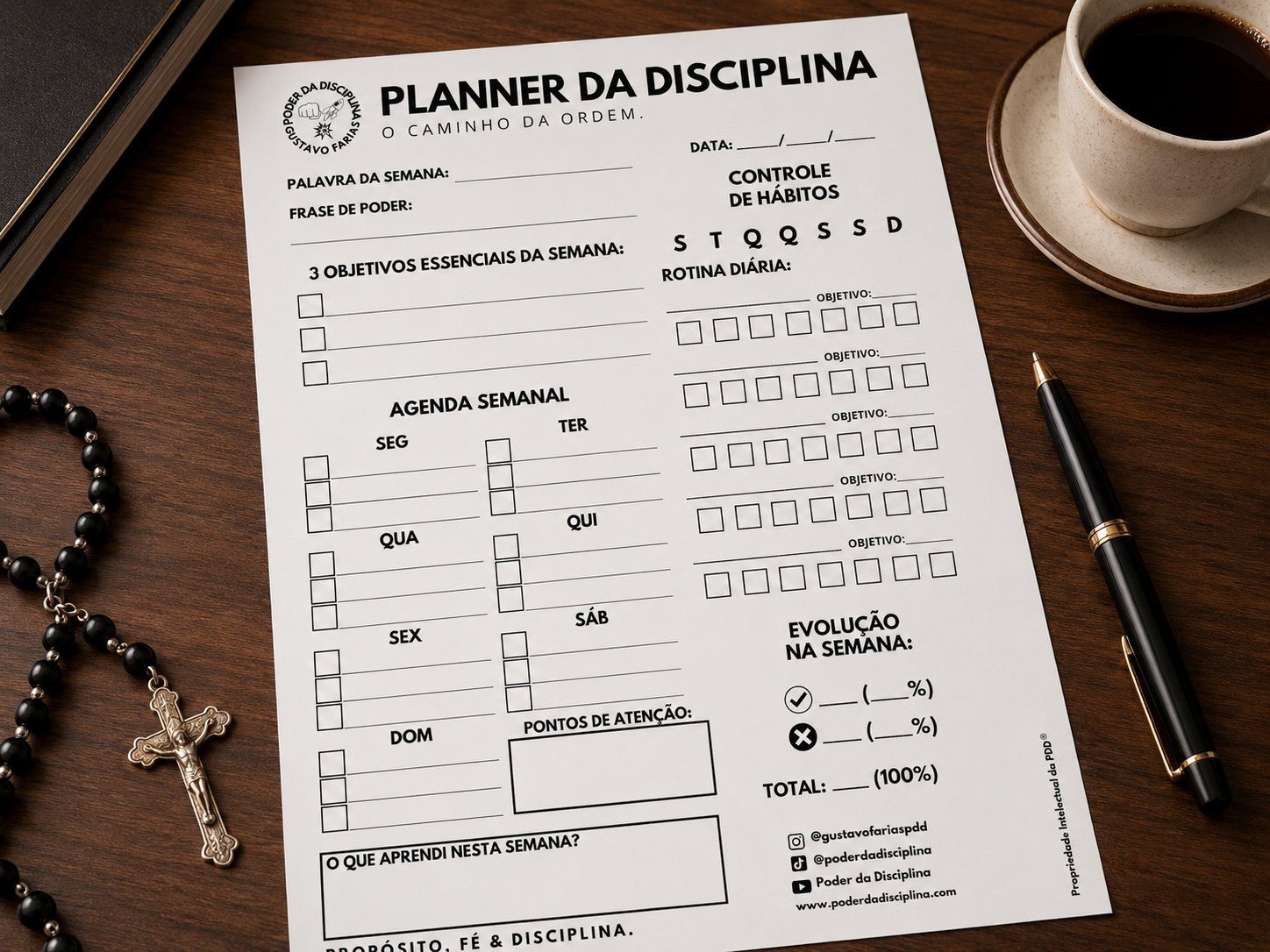Planner da Disciplina em contexto de mesa com café, caneta e elementos de fé